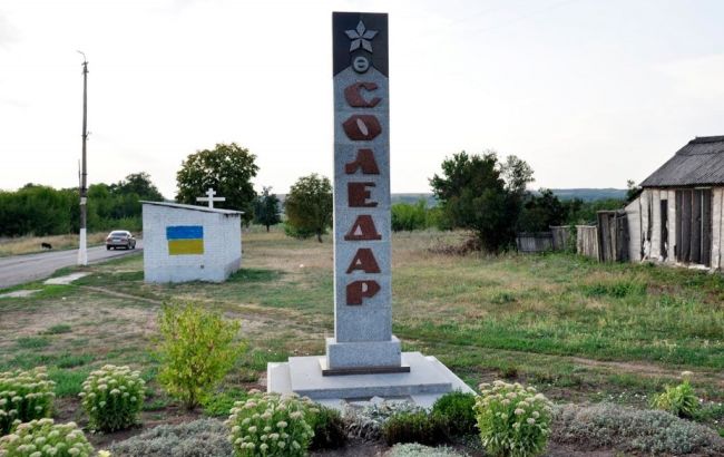 У Соледарі прогримів сильний вибух. Над містом стовп чорного диму