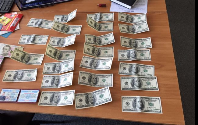 Прокуратура и СБУ задержали на взятке налоговика из Полтавской области