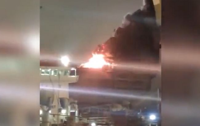 В России на верфи загорелся военный корабль: есть пострадавшие