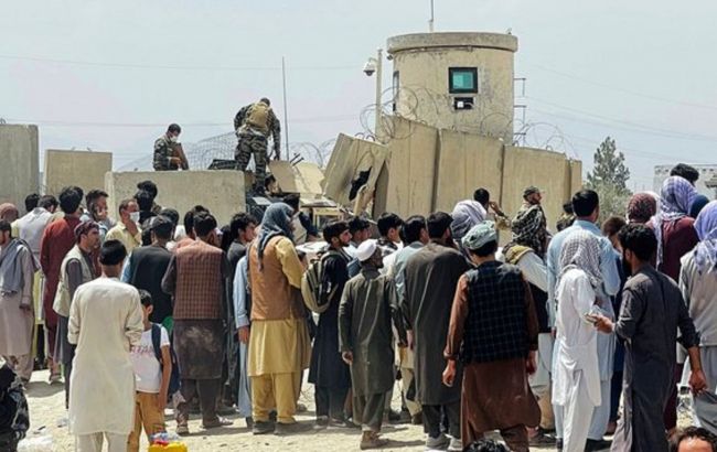 Военные применили газ и открыли огонь в воздух, чтобы сдержать толпу у аэропорта Кабула