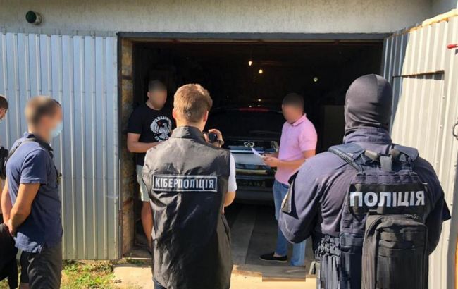 В Киеве заблокировали финансовую пирамиду: мошенники обещали доход от торговли валютами