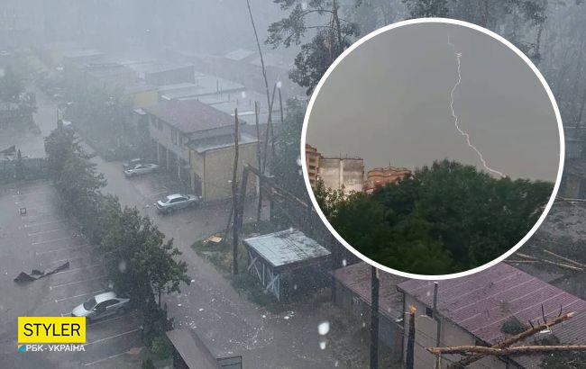 Молнии с градом, утонувшее авто и деревопад: видео и фото жуткой грозы в Киеве