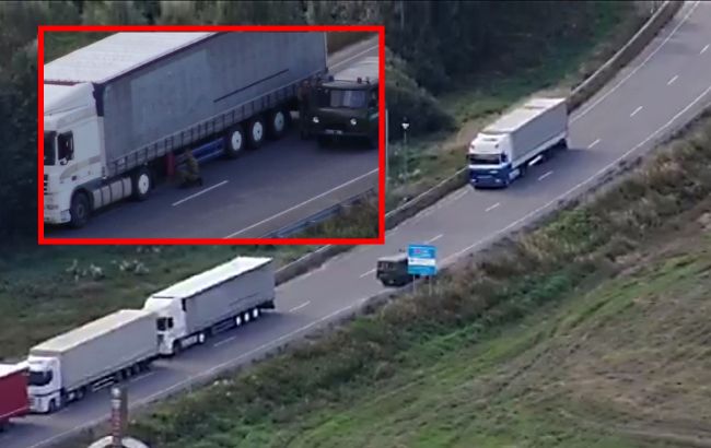 Смотрите, как белорусские пограничники нагло мародерят у украинцев (видео)