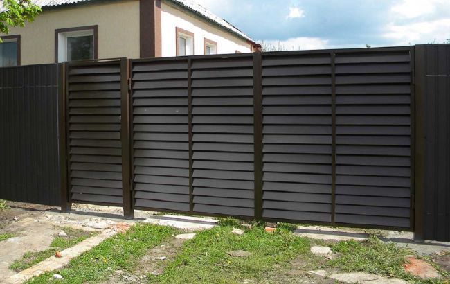 Ворота жалюзі &mdash; відмінна в'їзна система від компанії &laquo;Viking Металоконструкції&raquo;