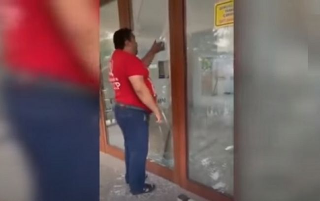 Хотел привиться. В Баку мужчина разбил дверь поликлиники и ранил медиков