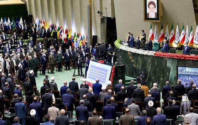 В Иране официально сменился президент: Раиси принес присягу