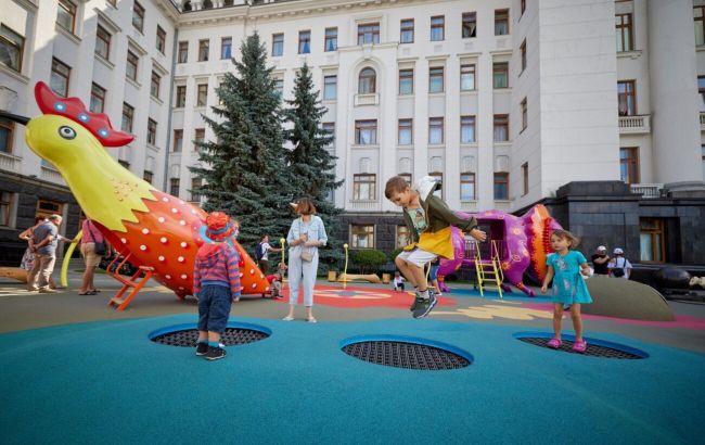 По мотивам известной художницы: возле ОП открыли современную арт-площадку с причудливыми фигурами (фото)