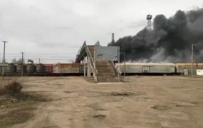 Оккупанты несколько раз в день обстреливают ж/д станции Украины: видео