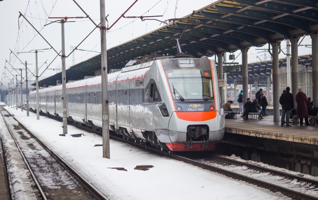 Через негоду в Україні затримуються потяги