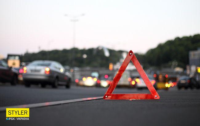 В Киеве таксист умер за рулем во время движения: неуправляемое авто вылетело на тротуар