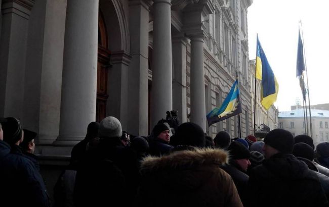 Шахтеры пикетируют Львовскую ОГА с требованием погасить долги по зарплате