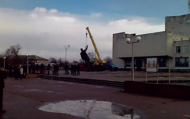 В Черниговской области снесли самый большой памятник Ленину