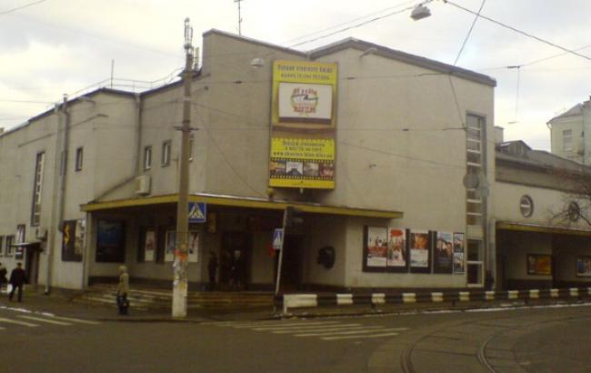 Работу кинотеатра "Жовтень" обещают возобновить в октябре 2015 г