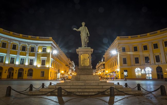Одесситы защищают мешками с песком символ города - памятник Дюку (фото)