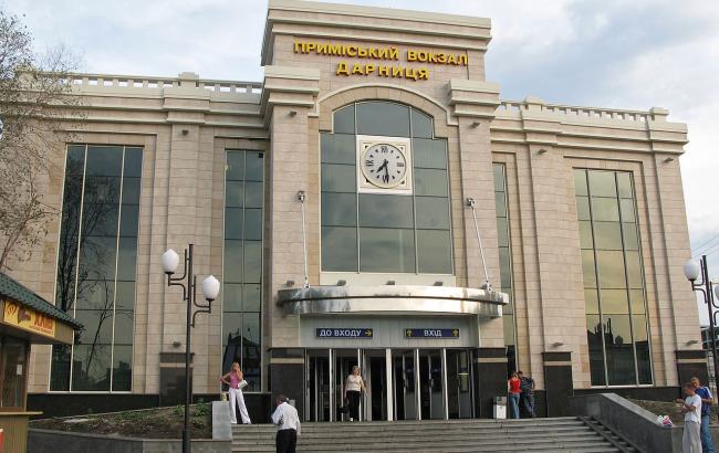 Через железнодорожные пути возле станции "Дарница" построили пешеходный переход