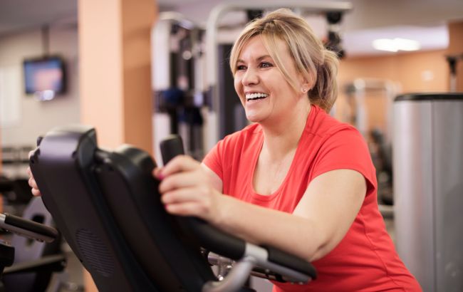 8 упражнений, которые помогут уменьшить жир на животе в 50 лет