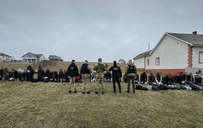 "Консерва з ухилянтів". Понад 30 чоловіків в мікроавтобусі намагалися втекти в Румунію