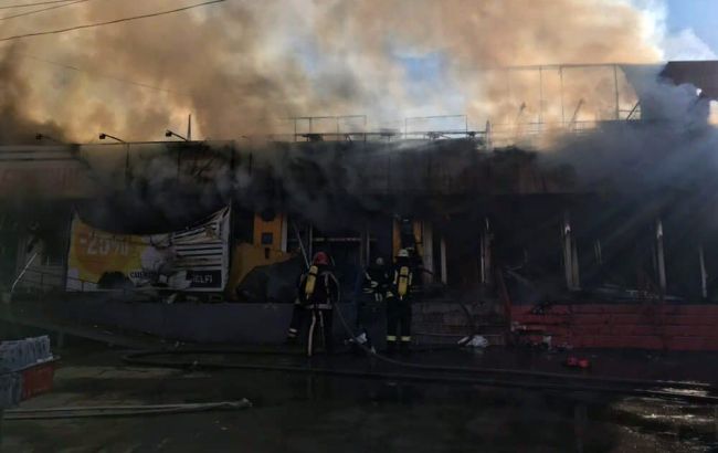 В Кривому Розі горять торговельні павільйони