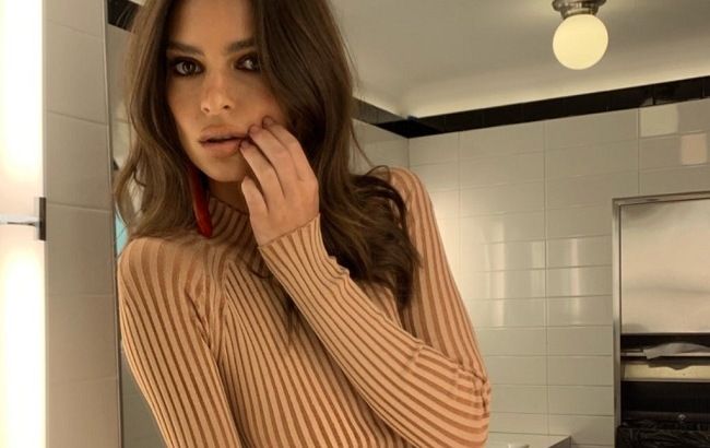 В обтягивающем платье с голой спиной: знаменитая модель взорвала сеть чувственным фото