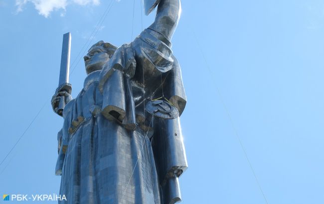 Уже без герба. С монумента "Родина-мать" сняли советские символы