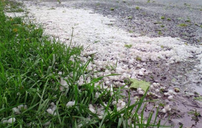 Синоптики предупреждают о граде и шквалах в западных областях 2 мая