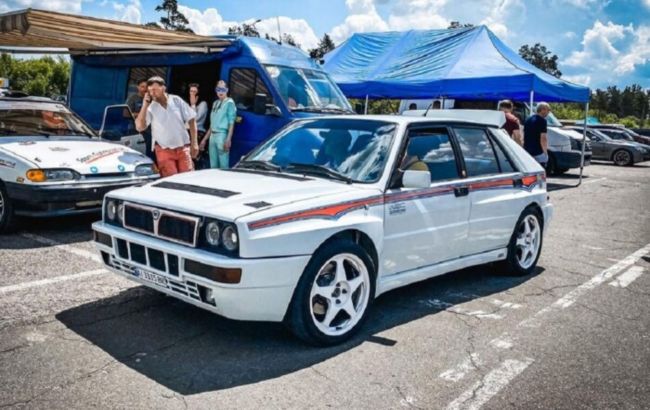 В Украине заметили легендарный 30-летний итальянский спорткар (фото)