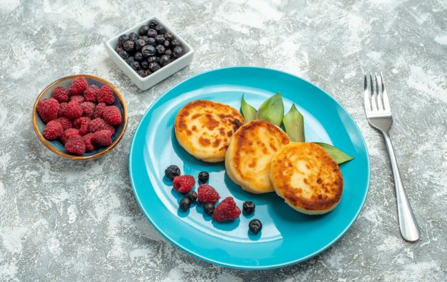 Идеальные сырники, которые не навредят вашей фигуре: готовятся без муки и сахара