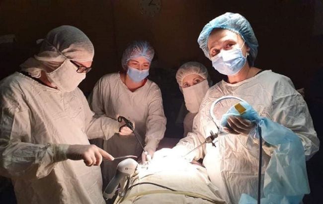 Во Львове 14-летней девочке удалили гигантское образование размером с баскетбольный мяч