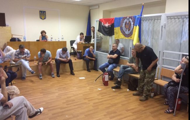 Активісти блокують вивезення з суду арештованого комбата "Айдару"