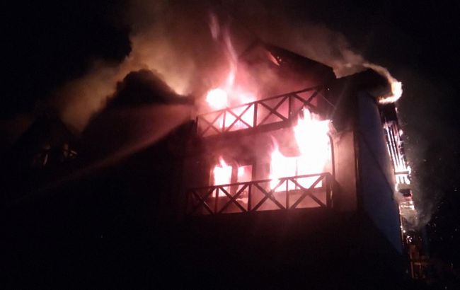 Возле Буковеля в отеле вспыхнул пожар, эвакуировали 25 туристов