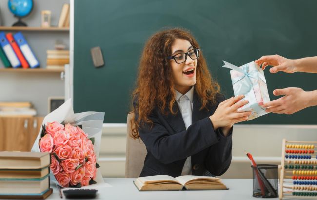 10 вещей, которые лучше не дарить на День учителя: гид для родителей