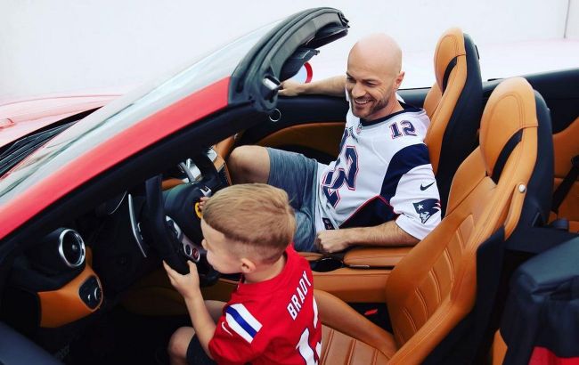 У мене в п'ять теж була машина: Влад Яма посадив сина за кермо спорткара