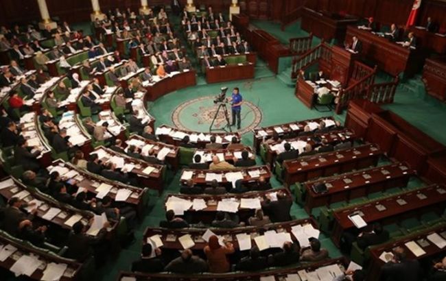 В Тунисе вводят чрезвычайное положение