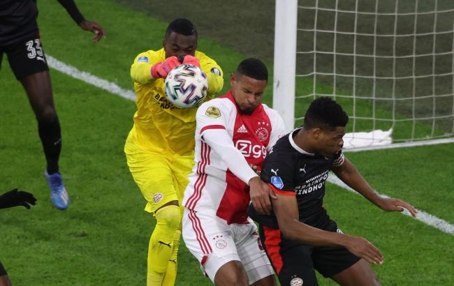 У "Аякса" проблемы: УЕФА отстранил вратаря и не разрешил дозаявить форварда