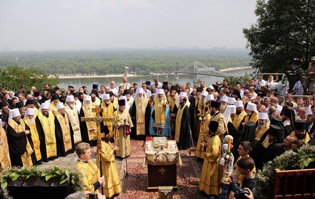 В Киеве на Владимирской горке начался молебен УПЦ МП
