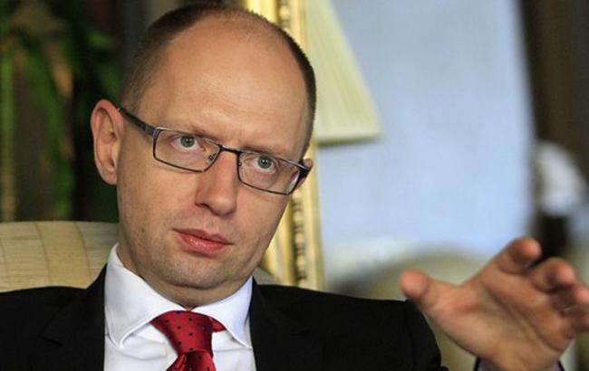 Яценюк связал отказ США предоставлять оружие Украине с позицией стран ЕС