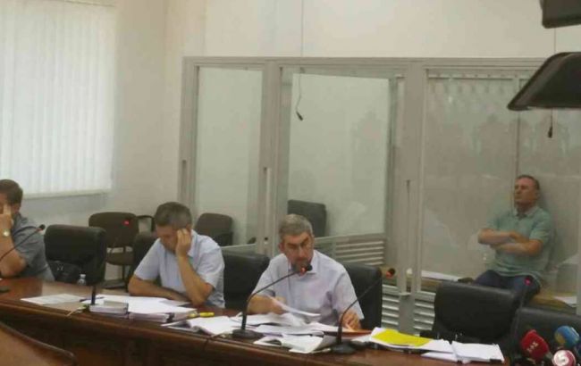 Суд оставил Ефремова под стражей