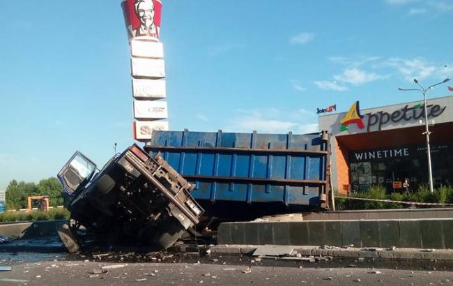 В Киеве перевернулась фура, ограничен вход на станцию метро "Осокорки"