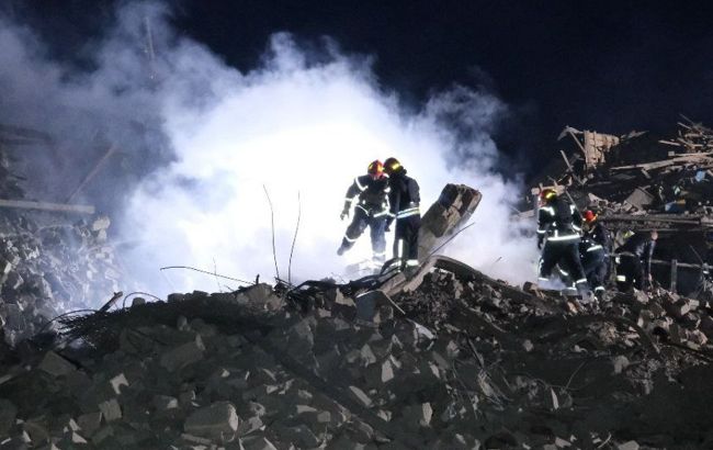 Рятувальна операція продовжується. Яка ситуація в Покровському районі після обстрілів