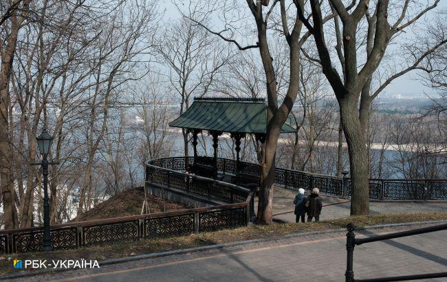 По усій території України очікуються дощі, місцями попереджають про туман: погода на завтра