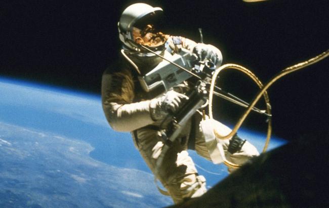 Астронавти США виконали низку планових робіт під час виходу в космос