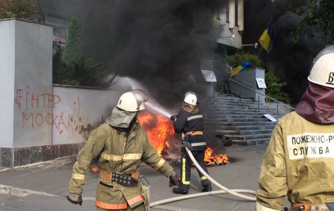 В Киеве неизвестные подожгли шины под офисом "Интера"
