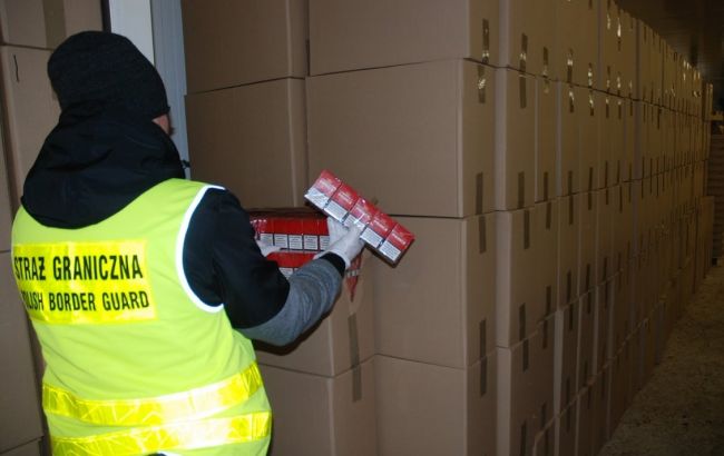 У Польщі заарештували 9 українців за підпільне виробництво сигарет