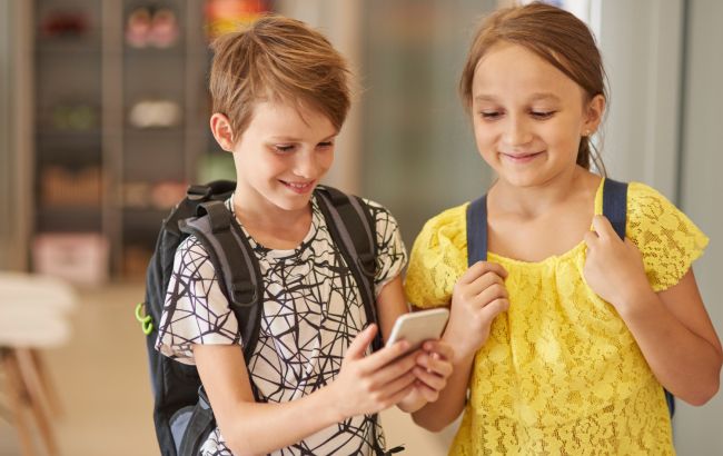 Смартфоны в школах могут запретить: в Раде готовят новые ограничения для учеников