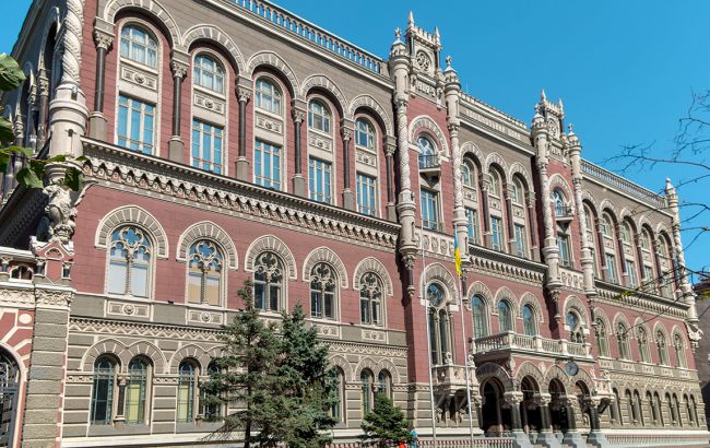 НБУ на 30 марта укрепил курс гривны к доллару до 27,04