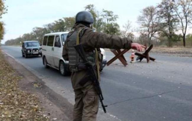 На блокпосту в Мариуполе задержали фуры с гробами без документов