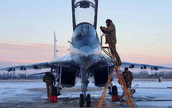 Под Киевом на военном аэродроме самолет столкнулся с автомобилем