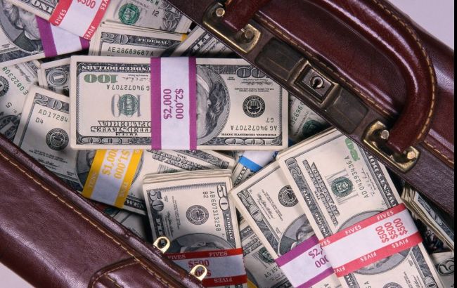 В Киеве неизвестные отобрали у мужчины сумку с 365 тыс. долларов