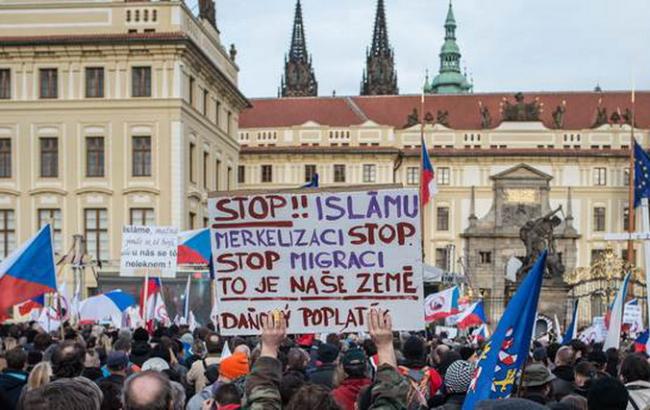 В Праге центр для беженцев забросали "коктейлями Молотова"