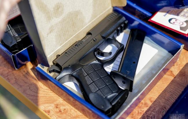 Аваков на посту главы МВД раздал 1322 единицы наградного оружия